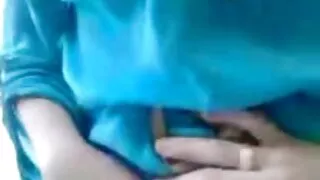 London vieux jeune porno Belle, une adolescente blonde bien roulée, montre son rack et fait une pipe
