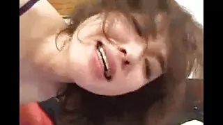 La brune salope Monika youporn jeune et vieux J. fait une pipe chaude à son partenaire