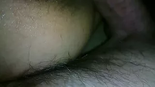 Une brune video de sexe de vieux amateur se fait marteler la chatte humide en levrette sur un lit superposé