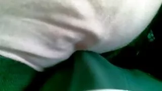 Une nympho aux longues jambes et aux cheveux noirs chevauche une bite couverte de préservatif dans le video porno jeune fille avec vieux motel