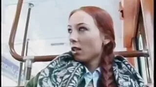 Chloé, une fille de fitness, se déshabille et taquine avec un cul porno jeune fille avec vieux délicieux et des mésanges gaies