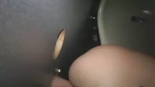 Stacy Snake, une adolescente brune porno vieux voyeur fringante, est martelée dans sa chatte serrée