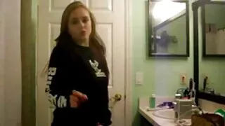 La douce jeune fille porno vieux et vieille Kylie Quinn prend une bite dans son délicieux punani humide