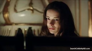 Un mec porno viol vieux pervers baise sa copine emo Sunny Spark et sa copine aux gros seins en plein air