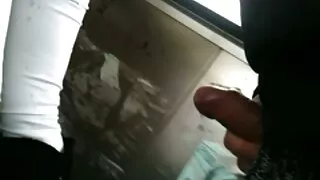 Belle brune bavarde aux seins doux veut se faire porno avec vieux manger la chatte humide