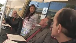 Bosomy chienne Cherie porno avec des vieux Deville donne un branlette espagnole et se fait défoncer la chatte