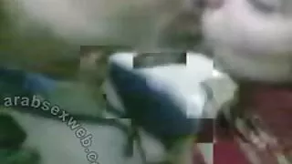 Une MILF aux gros seins souffle un gros gode porno jeune et vieux en caoutchouc et le chevauche