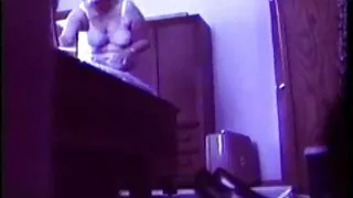 La superbe maîtresse Nicolette torture les jeune femme suce un vieux couilles de son esclave avec de la cire chaude