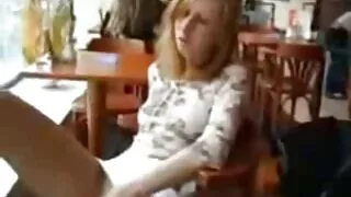 Baise blonde assoiffée video porno jeune et vieux se masturbe sur le canapé