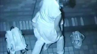 La chienne brune dominante Ami Matsuda laisse le mec jouer avec ses mamelons vieux film de cul francais