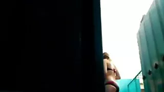 Babe en pantalon de yoga déchiré Nollie Roxx se fait baiser dans sa chatte juteuse vieux couples porno