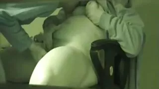 Bubble Butt Chick en pantalon de yoga fait une belle sexe vieux jeune pipe à son amant