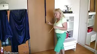 Sucer des porno vieux bi bites est la spécialisation de cette blonde salope