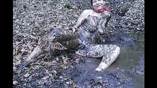 Une amatrice brune excitante suce une bite bien dure tout en se film porno jeune et vieux faisant baiser deux fois