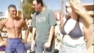 Booty babe dans des jeune fille et vieux sexe filets de pêche du corps enfonce le poing dans la chatte de sa petite amie