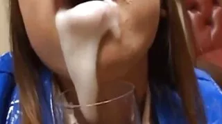 La pute blonde sexy Abbey Brooks débauche un nerd et se fait sexe vieux couples sucer les seins