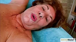 Fatso Martha veut se faire ramoner le vagin en levrette sur film porno avec des vieux le canapé