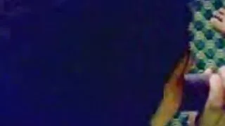 Une nympho aux cheveux raides aime se frotter et film de cul vieux chatouiller sa chatte humide