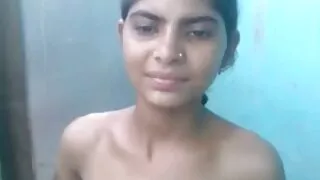 Fille thaïlandaise à lunettes Bunni offre porno vieux pervers une bonne pipe à son homme et se fait défoncer
