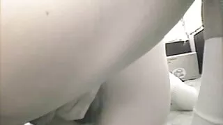 Babe lascive avec un cul incroyable Kristen Scott se fait étirer vieux en partouze l'anus