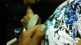 Une salope brune gémit comme une chienne sex des vieux sauvage tandis qu'un shlong dur envahit son trou anal