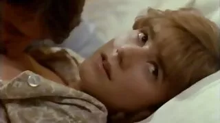 Un beau mec chauve baise une superbe vieux jeune porno blonde en position de levrette