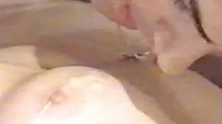 La nympho blonde timide Teena Dolly travaille des vieux baisent en trio