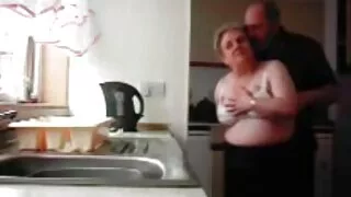 Une starlette mince atteint l'orgasme éjacule après avoir vieux et jeunes sex chevauché une grosse bite