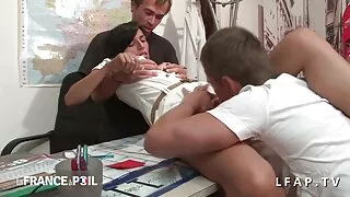 La blonde plantureuse Samantha Saint se fait bouffer la chatte, huiler et baiser. vieux couple francais baise