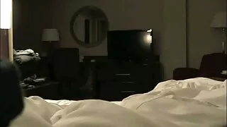 la partouze vieux merveilleuse femme brune amateur se fait démonter la chatte par derrière devant la caméra