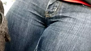 Skanky salope brune se fait sex vieux jeune caresser la chatte chauve avec une chaussure sale