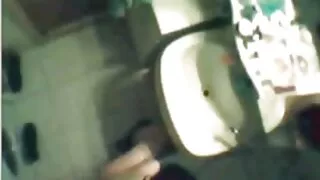 Modèle blonde aux longues jambes spunked suce jeune gay avec vieux et se fait ramoner par derrière