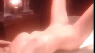 La mannequin russe la plus sexy Masha Soskova joue avec la chatte dans la baignoire ancien film de cul