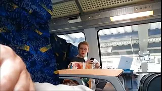 Une brune torride se fait prendre son joli visage sex des vieux dans un gangbang