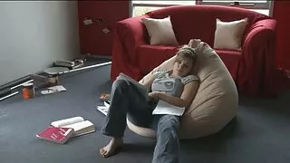 Savoureuse fille Cali Hayes se sexe de vieux gay fait défoncer la chatte en levrette