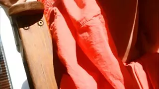 Une jolie blonde suce une bite charnue en gorge porno entre vieux profonde en position 69