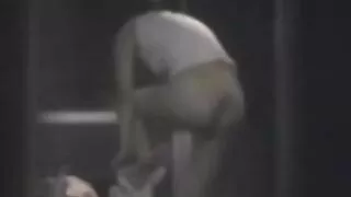 Une pute blonde potelée habillée comme vieux film porno francais une femme de chambre chevauche et suce deux bites
