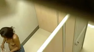 La vieux films pornos francais charmante salope Satomi Maeno profite de deux copains de baise