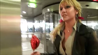 Avrora White, femme célibataire, joue avec son jouet sexuel préféré xnxx des vieux