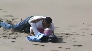 Étudiante jeune et vieux porn brune baisable se fait pilonner en position de levrette