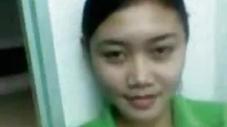 L'asiatique Vina Sky prend une bouchée de sperme porno de vieux après s'être fait défoncer la chatte