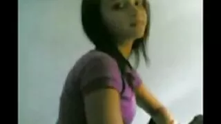 Freak mature cogne une adolescente maigre aux cheveux noirs dans un style mish partouze de vieux dur