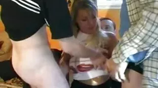 Chérie aux seins délicieux, Mika Tan fait une pipe sous porno de vieu la douche