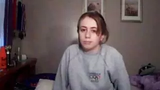 La nana brune torride Samantha Bentley présente sa film porno de vieux belle gorge profonde