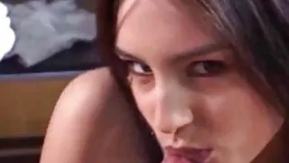 Flexible svelte gémissant brune jeune vieux x obtient son anus brutalement baisée en levrette