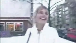 La brune ringard à lunettes Faye Rowlands donne sa partouze vieux tête debout sur ses genoux