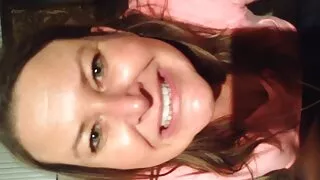 Une pute brune bien roulée se fait film x vieux jeune doubler dans le style cowgirl inversé
