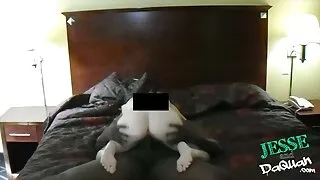 Une prostituée arrêtée lui donne la tête et se fait baiser par un jeune et vieux porn étalon au sang chaud