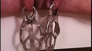 Une blonde bien roulée en corne se ancien film porno fait ramoner avec un gode