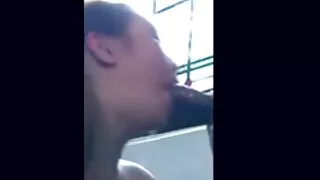 Une brune bouclée se fait lécher la chatte de video porno de vieux miel humide et rembourse avec une belle BJ